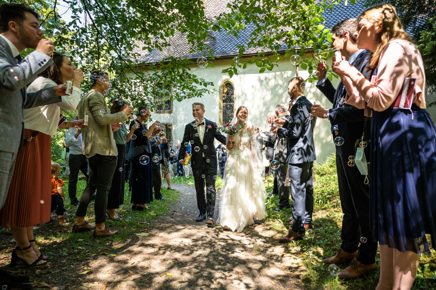 Hochzeit auf Burg Guttenberg Weg von der Kapelle